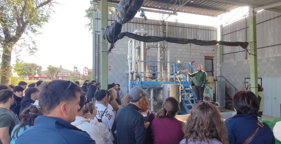 Visita a la planta piloto de destilación en el demoday